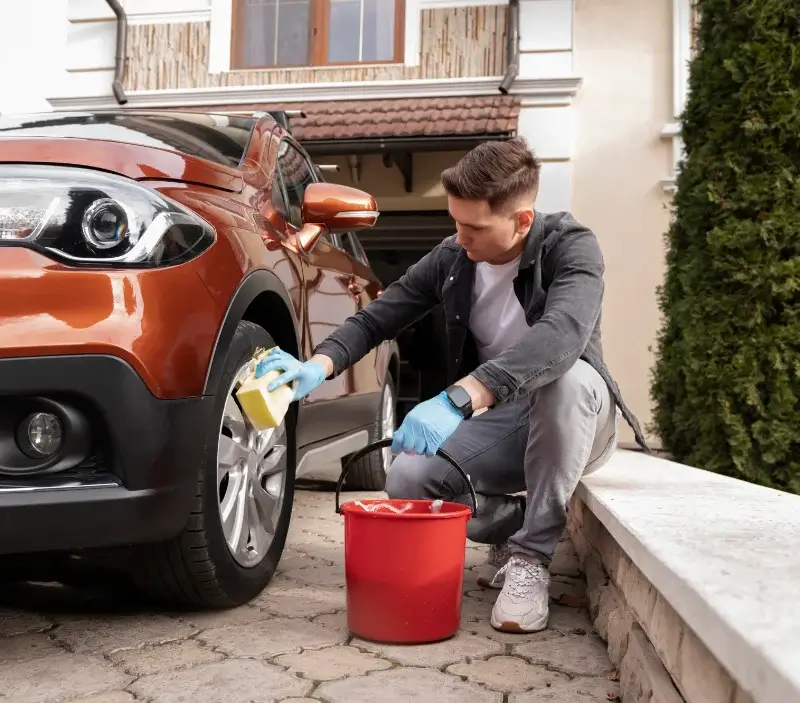 Lavage auto à domicile Vallons-de-l'Erdre : professionnel intervenant sur un véhicule